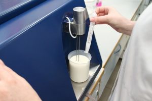 Лабораторный контроль сырого молока: показатели безопасности и пищевой ценности